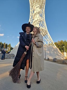 Die zwei Damen hinter dem Besen: Jessica Piper vom Landratsamt und Projektleiterin Veronika Töpfer (Foto: agl) Die zwei Damen hinter dem Besen: Jessica Piper vom Landratsamt und Projektleiterin Veronika Töpfer (Foto: agl)