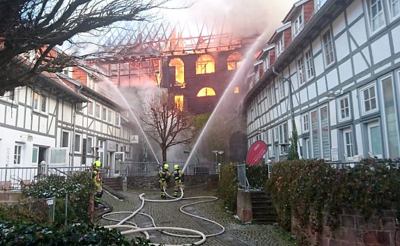 Hohe Flammen schlagen aus dem Gebäude (Foto: agl)