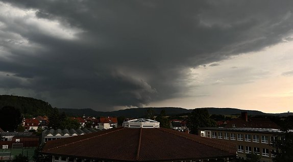 Aufziehende Gewitterfront kommt über den Kohnstein (Foto: Stefanie Bröder)