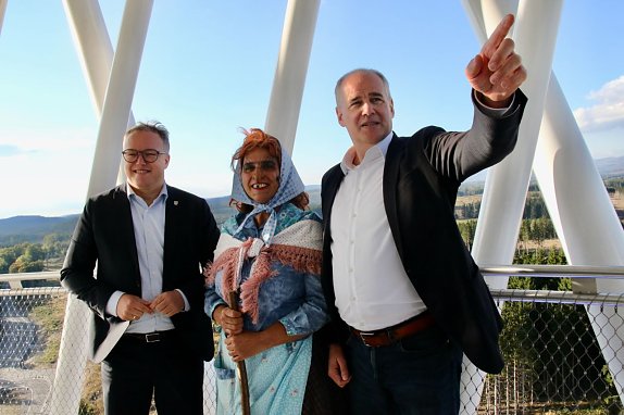 Das Triumvirat des "Hex" v.l.: Thüringens Ministerpräsident Mario Voigt, die Brockenhexe höchstpersönlich und Landrat Matthias Jendricke (Foto: agl) Das Triumvirat des "Hex" v.l.: Thüringens Ministerpräsident Mario Voigt, die Brockenhexe höchstpersönlich und Landrat Matthias Jendricke (Foto: agl)